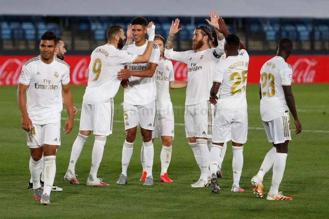 德媒：由于手指受伤，诺伊尔近两场都佩戴特制的四指手套参赛