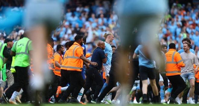 记者：若国足明年热身没惨案或大事故，邵佳一至少干到亚洲杯结束