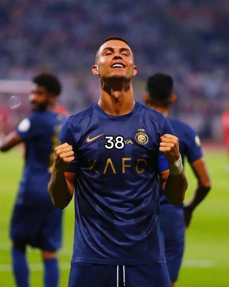 1-2！阿森纳遭读秒绝杀！曼城3-0大胜差2分，日本中场绝平利物浦